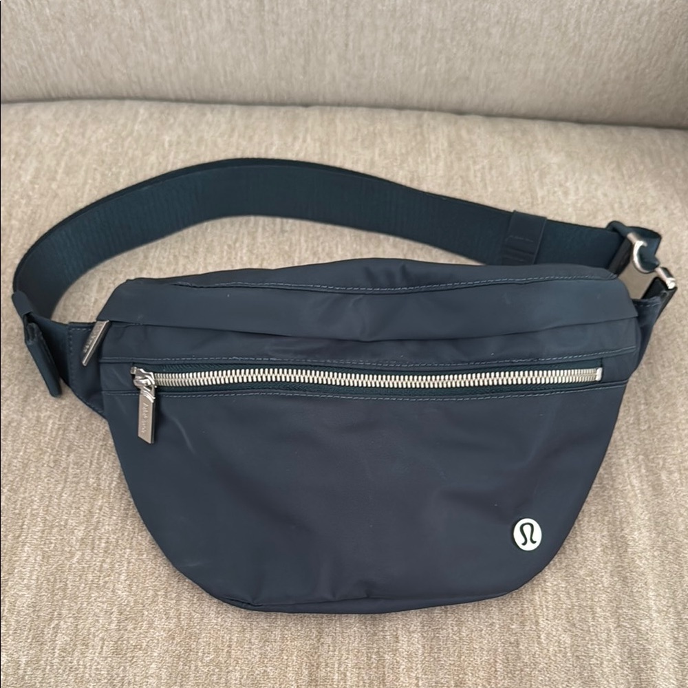 NWOT Lululemon Athletica Belt Bag in Submarine with Chrome detail